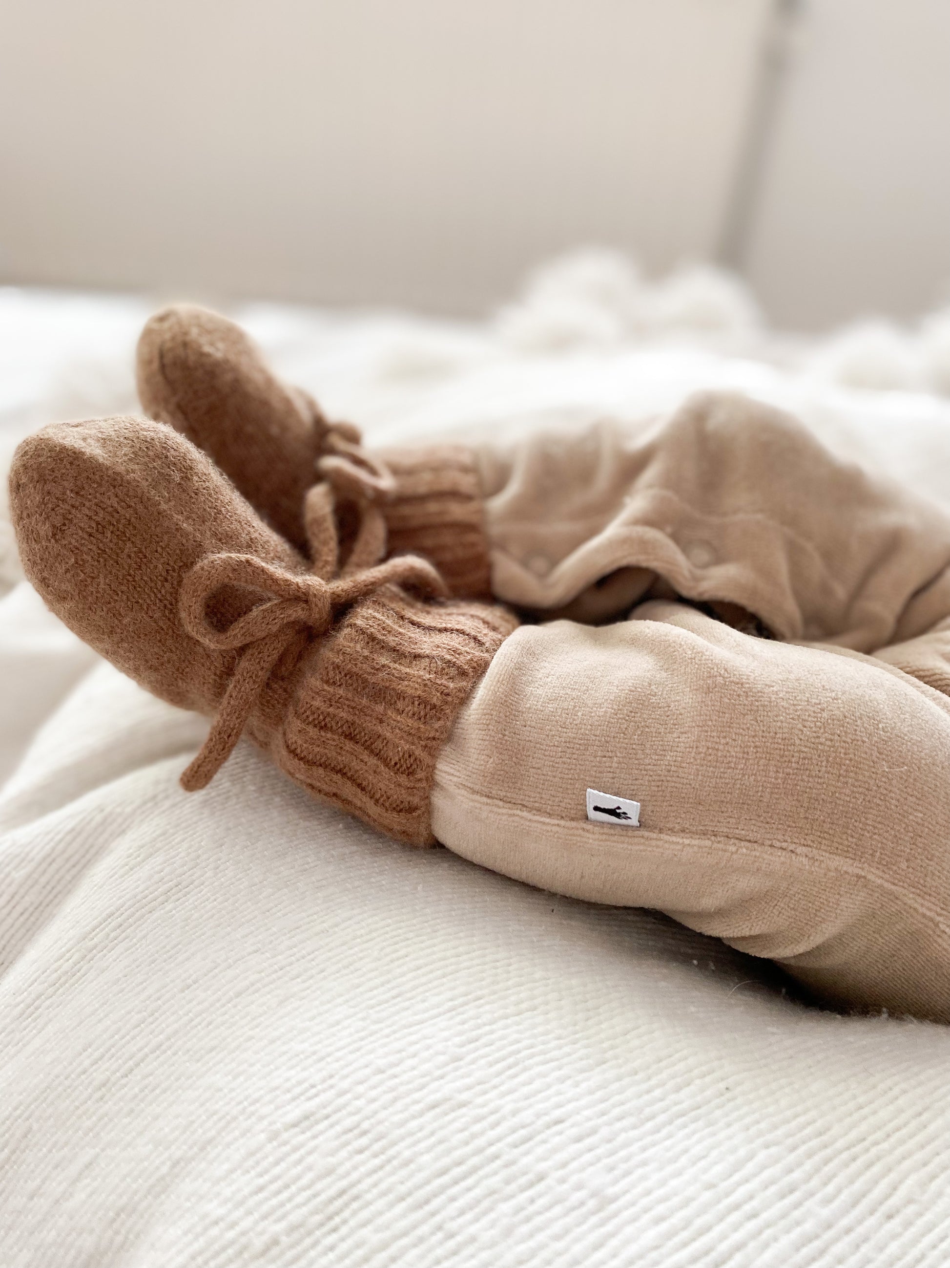 Babybeine mit Socken aus Merinowolle und Bändchen Farbe braun