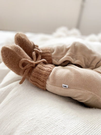 Babybeine mit Socken aus Merinowolle und Bändchen Farbe braun