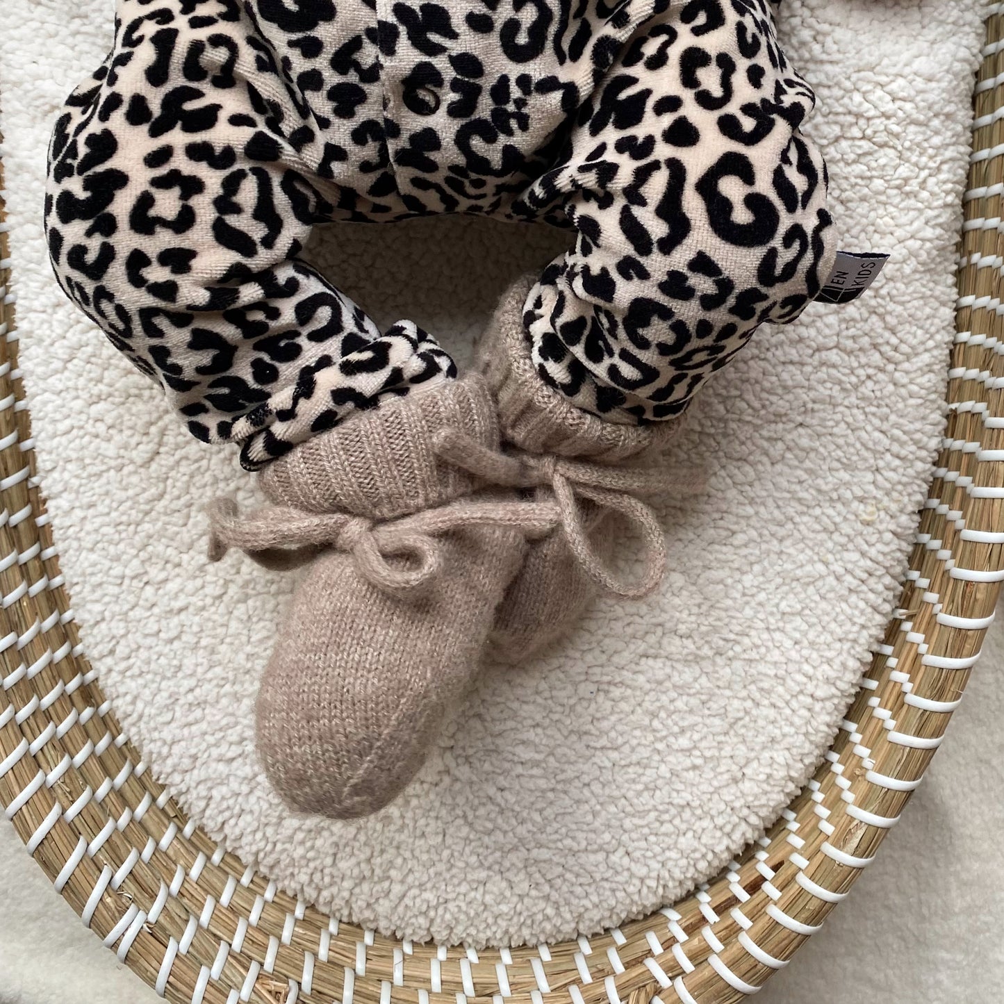 Babybeine mit Merinosocken mit Bändchen in der Farbe Beige