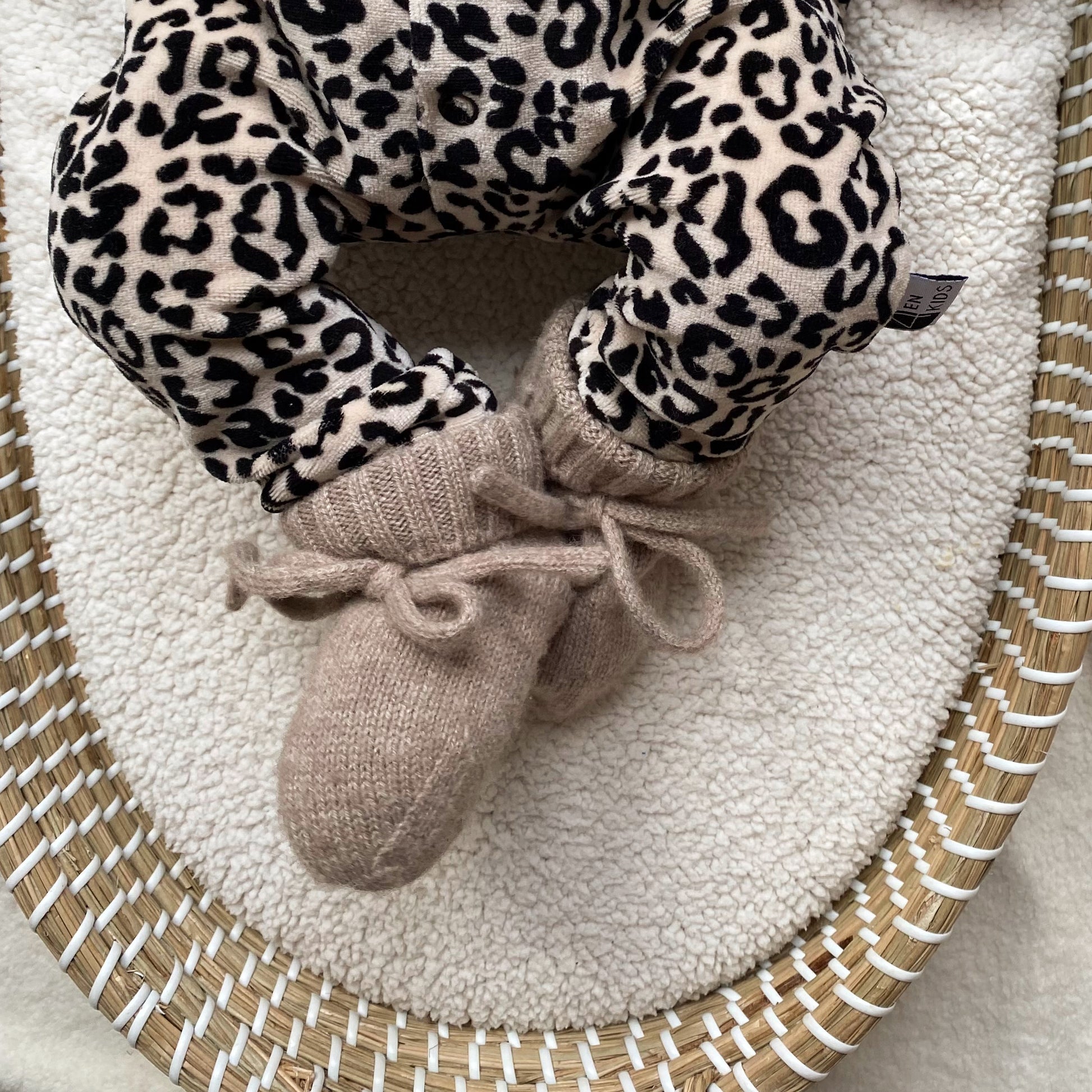 Babybeine mit Merinosocken mit Bändchen in der Farbe Beige