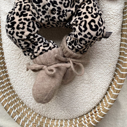Babybeine mit Merinosocken mit Bändchen in der Farbe Beige